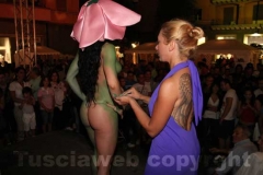 Valentina la modella che si è fatta dipingere a piazza Repubblica