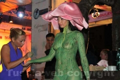 Valentina la modella che si è fatta dipingere a piazza Repubblica