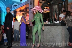 Valentina la modella che si è fatta dipingere a piazza Repubblica