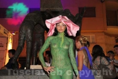 Valentina la modella che si è fatta dipingere a piazza Repubblica