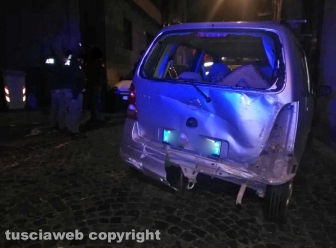 Viterbo - Si schiantano contro due auto in via Mazzini