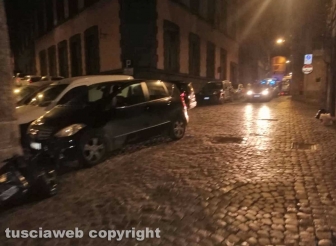 Viterbo - Si schiantano contro due auto in via Mazzini