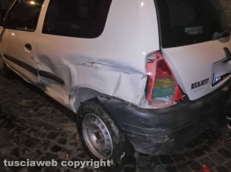 Viterbo - Si schiantano contro due auto in via Mazzini