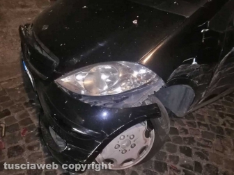 Viterbo - Si schiantano contro due auto in via Mazzini