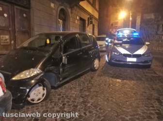 Viterbo - Si schiantano contro due auto in via Mazzini
