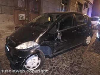 Viterbo - Si schiantano contro due auto in via Mazzini