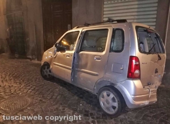 Viterbo - Si schiantano contro due auto in via Mazzini