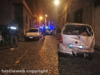 Viterbo - Si schiantano contro due auto in via Mazzini