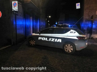 Viterbo - Si schiantano contro due auto in via Mazzini
