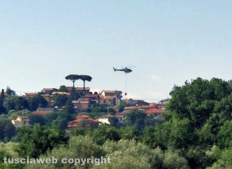 Montefiascone - Vasto incendio, fiamme tra bosco, vigne e uliveti: case lambite dal rogo
