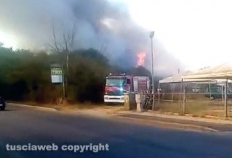 Vasto incendio in campagna