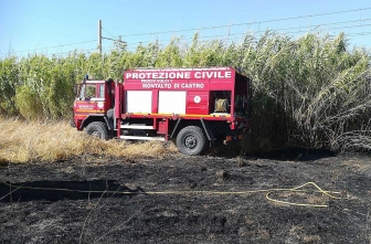 Pescia Romana - L'incendio vicino alle case e alla ferrovia