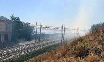Pescia Romana - L'incendio vicino alle case e alla ferrovia