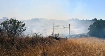 Pescia Romana - L'incendio vicino alle case e alla ferrovia