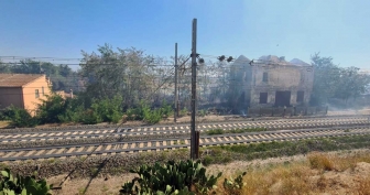 Pescia Romana - L'incendio vicino alle case e alla ferrovia