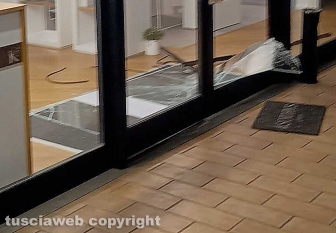 Viterbo - Vetrine spaccate a Santa Barbara, colpiti centro estetico e forno