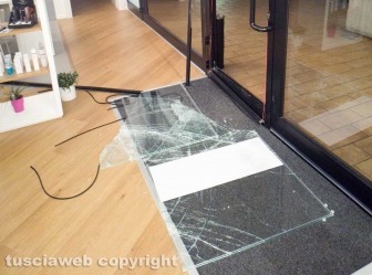 Viterbo - Vetrine spaccate a Santa Barbara, colpiti centro estetico e forno