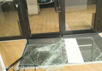 Viterbo - Vetrine spaccate a Santa Barbara, colpiti centro estetico e forno