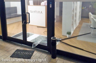 Viterbo - Vetrine spaccate a Santa Barbara, colpiti centro estetico e forno