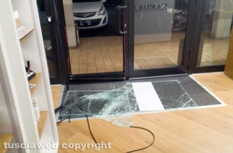 Viterbo - Vetrine spaccate a Santa Barbara, colpiti centro estetico e forno