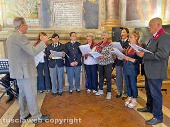 Il coro della questura di Viterbo