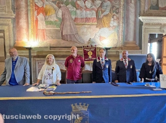Viterbo - Giuliano Maltempi, che sta percorrendo la via Francigena, accolto in comune - Da sinistra Umberto Di Fusco, Alessandra Croci, Giuliano Maltempi, Mario Procenesi, Alfredo Marra e Cinzia ChiulliMaltempi, Mario Procenesi, Alfredo Marra e Cinzia Chiulli