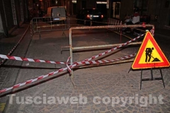 Via Garibaldi a ostacoli - I dossi davanti al bar