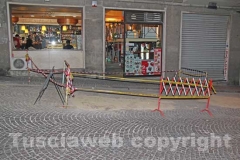 Via Garibaldi a ostacoli - I dossi davanti al bar