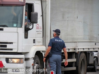 Viadotto chiuso sulla Terni-Orte - La polizia devia i mezzi pesanti al casello autostradale