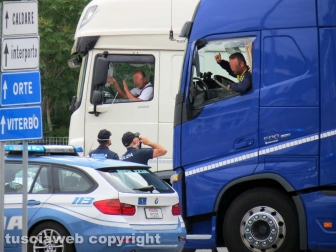 Viadotto chiuso sulla Terni-Orte - La polizia devia i mezzi pesanti al casello autostradale