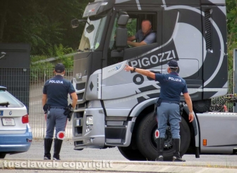 Viadotto chiuso sulla Terni-Orte - La polizia devia i mezzi pesanti al casello autostradale
