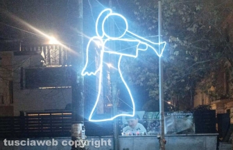 Viterbo - Viale Trieste e la Quercia si illuminano per Leonardo Cristiani - L'angelo nel luogo dell'incidente