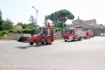 Viterbo - I Vigili del fuoco a sirene spiegate verso la nuova caserma