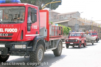 Viterbo - I Vigili del fuoco a sirene spiegate verso la nuova caserma