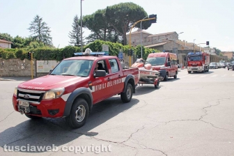 Viterbo - I Vigili del fuoco a sirene spiegate verso la nuova caserma