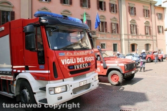 Viterbo - I Vigili del fuoco a sirene spiegate verso la nuova caserma
