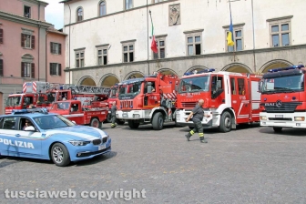 Viterbo - I Vigili del fuoco a sirene spiegate verso la nuova caserma