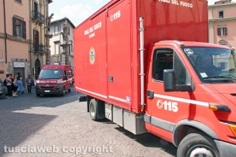 Viterbo - I Vigili del fuoco a sirene spiegate verso la nuova caserma