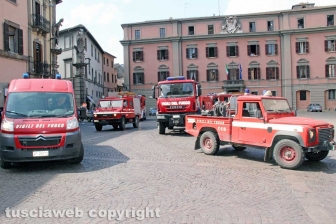 Viterbo - I Vigili del fuoco a sirene spiegate verso la nuova caserma
