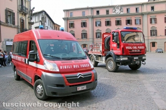 Viterbo - I Vigili del fuoco a sirene spiegate verso la nuova caserma