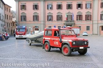 Viterbo - I Vigili del fuoco a sirene spiegate verso la nuova caserma