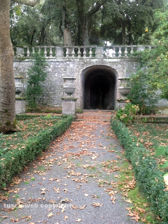 Villa Lante sporca e malridotta