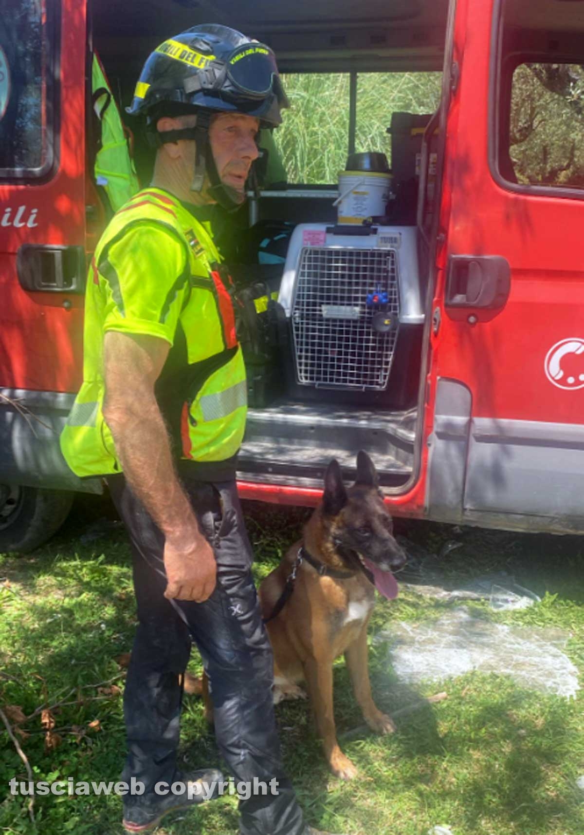 Bolsena - Forte esplosione distrugge casa - Gruppo cinofilo