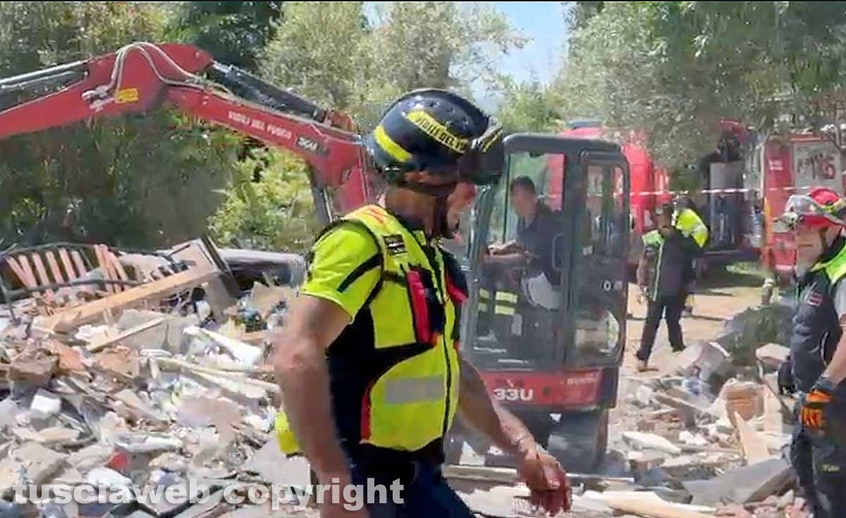 Bolsena - Forte esplosione distrugge casa - Vigili del fuoco