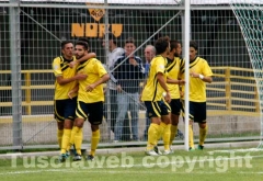 L\'esultanza in campo dopo il gol della Viterbese
