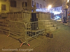 Viterbo assediata dai catafalchi e qualche foto sbiadita