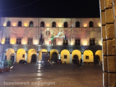 Viterbo assediata dai catafalchi e qualche foto sbiadita