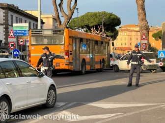 Viterbo - Code a Piazzale Gramsci - La polizia locale