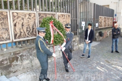 La deposizione della corona al liceo Buratti