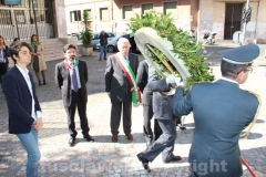 La deposizione della corona al liceo Buratti